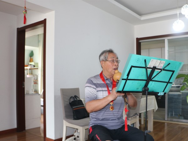 高少堂同志吹奏《唱支山歌给党听》_副本.jpg